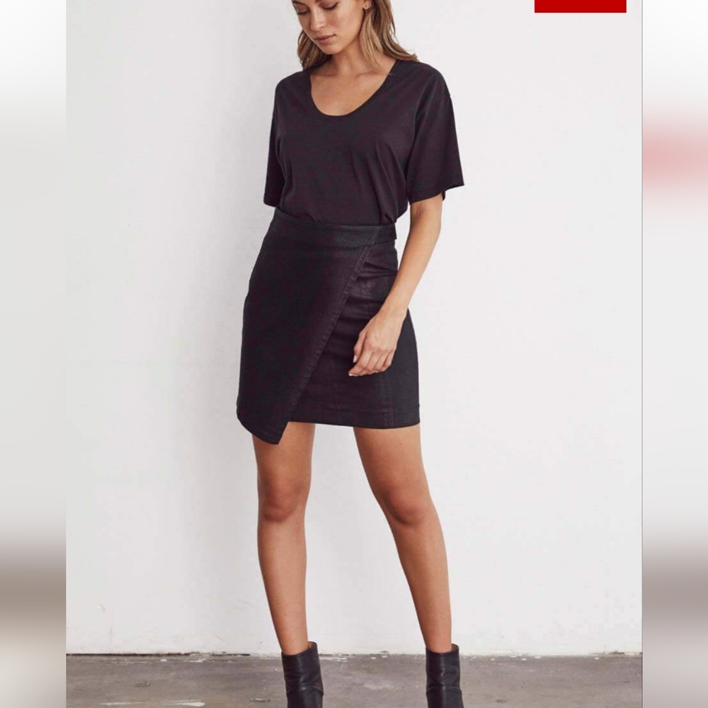 VETTA Leatherette Skirt Sz 4 NWT